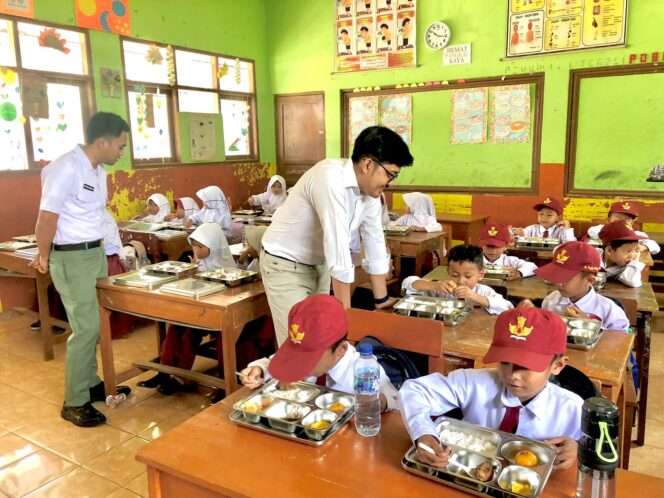 
					SPPG Nagrak Balekambang 2 Salurkan 2.799 Porsi Makanan Bergizi Gratis untuk Anak sekolah di Sukabumi