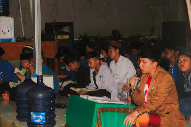
					Menunduk Bukan Tunduk: Logika Sunyi di Balik Takdzim Santri