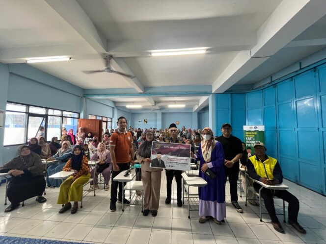 
					Reses Anggota DPR RI : Aspirasi Siswa Mengemuka dalam Dialog Bantuan Dana Pendidikan di Cibeunying Kidul