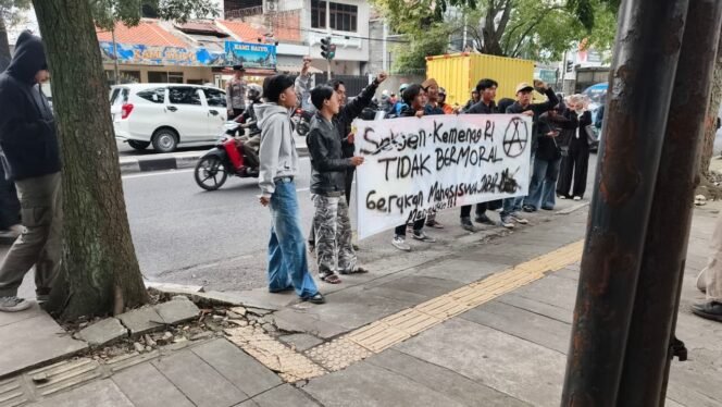 
					Ketika Negara “Tak Tahu”: Polemik Guru Swasta dan Ujian Konsistensi Kemenag