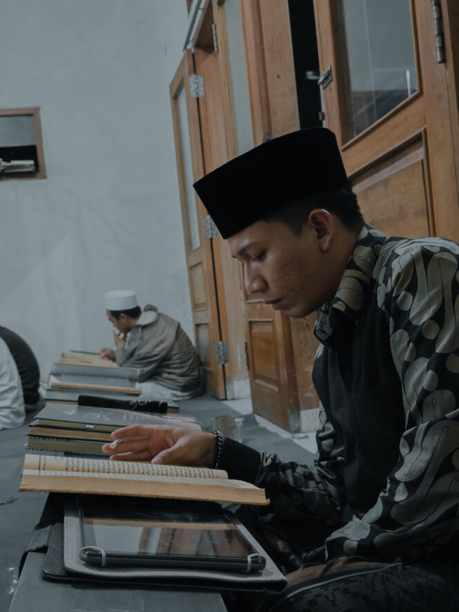 
					Di Antara Kalam dan Zaman: Menyemai Nalar Kritis, Menumbuhkan Generasi yang Tak Kehilangan Arah